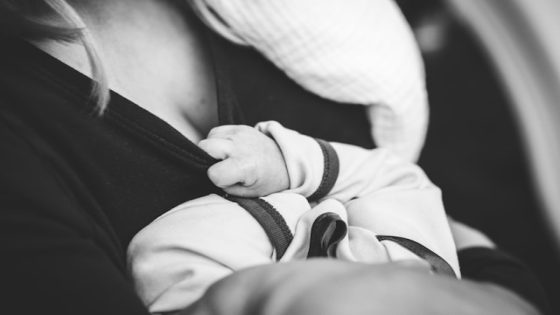 تفسير حلم ارضاع طفل و الرضاعة من الثدي في المنام