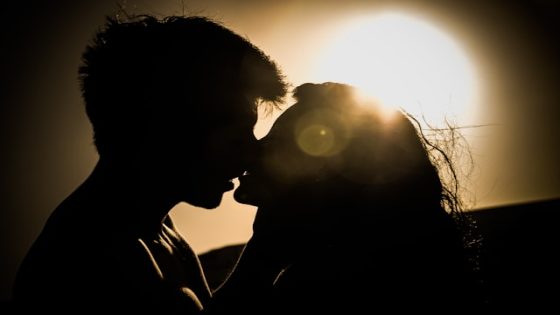 تفسير القبله في المنام و تقبيل شخص في الحلم